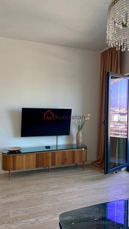 Premium BW Home with Skyline View - Više
