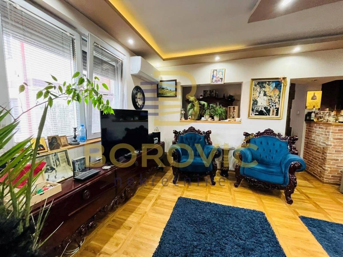 Krnjača , 188.8 m² , dve kuće - Prikaz 2