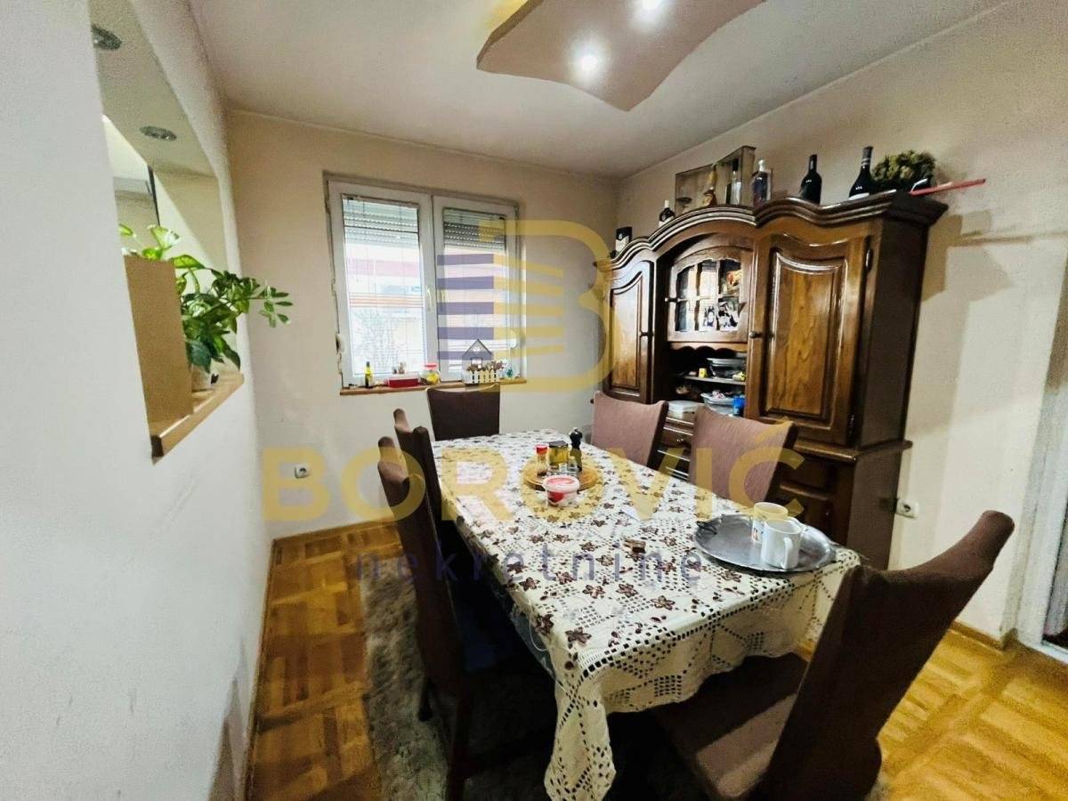 Krnjača , 188.8 m² , dve kuće - Prikaz 3