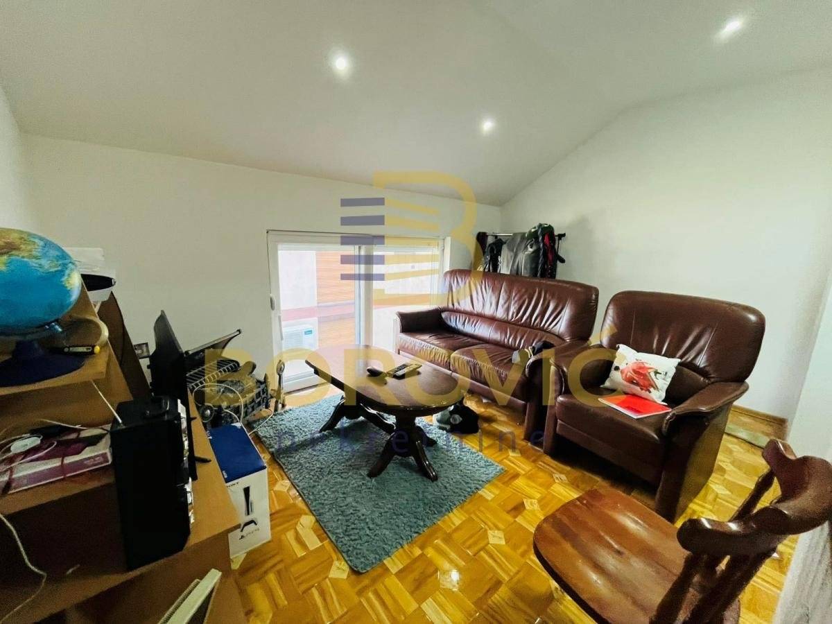Krnjača , 188.8 m² , dve kuće - Prikaz 6