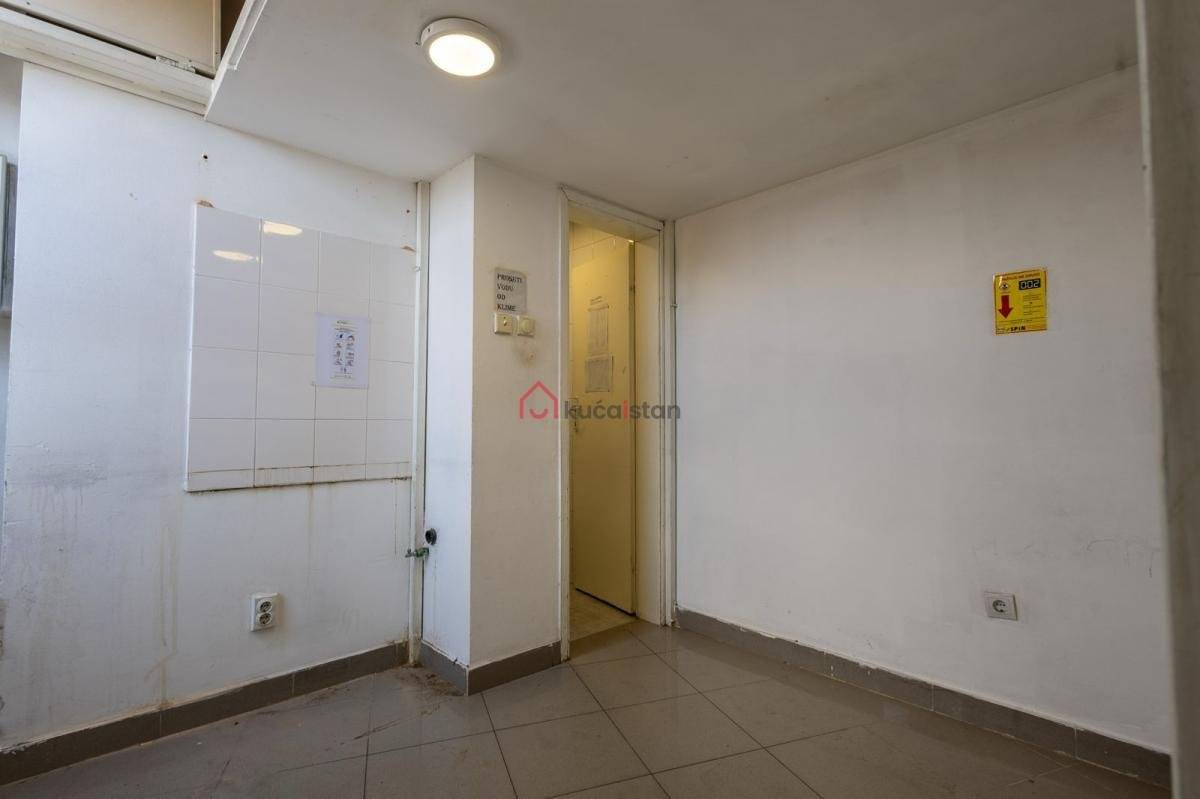 Open space Poslovni prostor na prometnoj lokaciji - Više