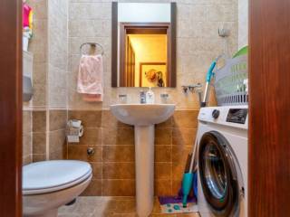 wc sa veš mašinom, prizemlje