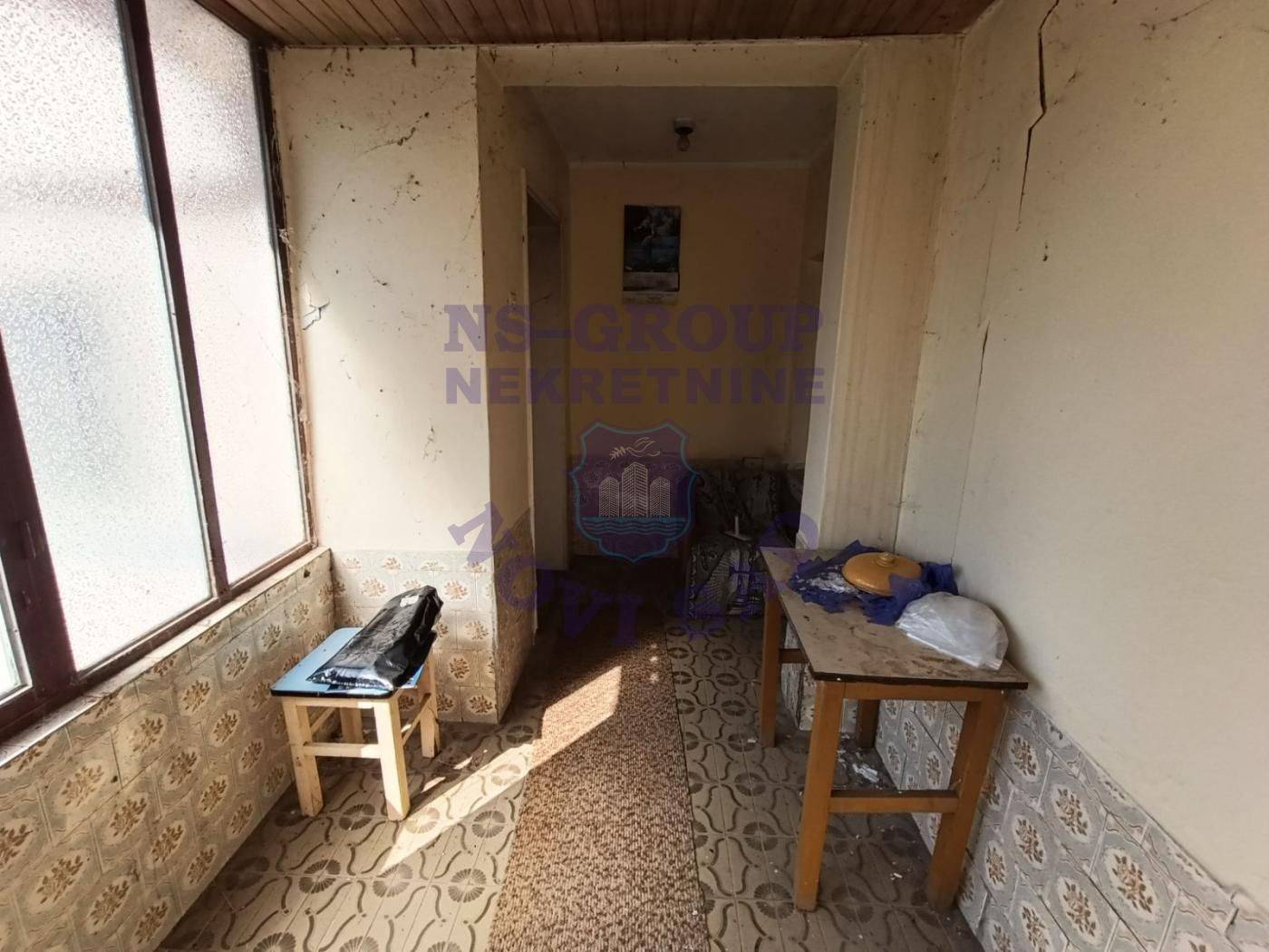Starija kuća za adaptaciju ili rušenje na dobrom placu - Više