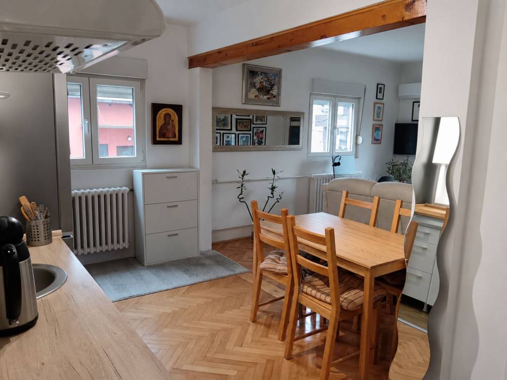 KUHINJA SA TRPEZARIJOM