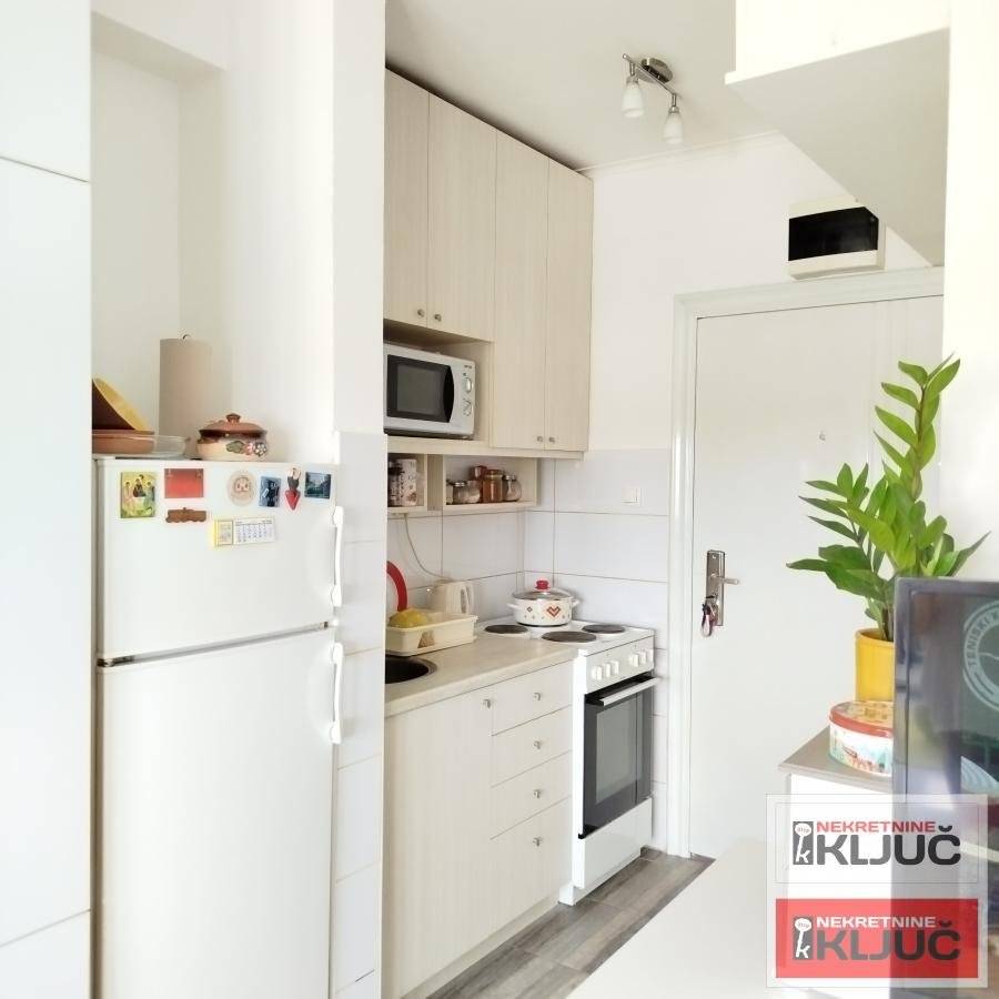 BEOGRADSKI KEJ, 19 m², Garsonjera, Polunameštena - Više