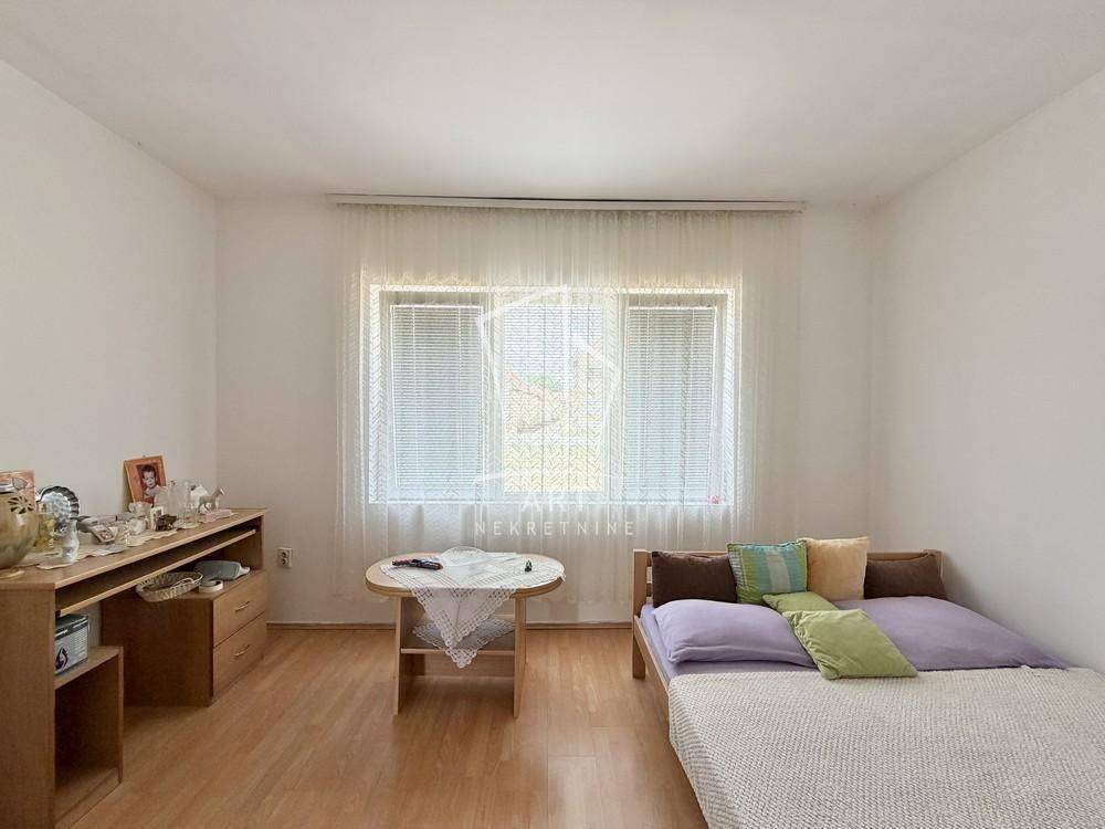 Porodična kuća sa 4 ara placa ID#15647 - Prikaz 4