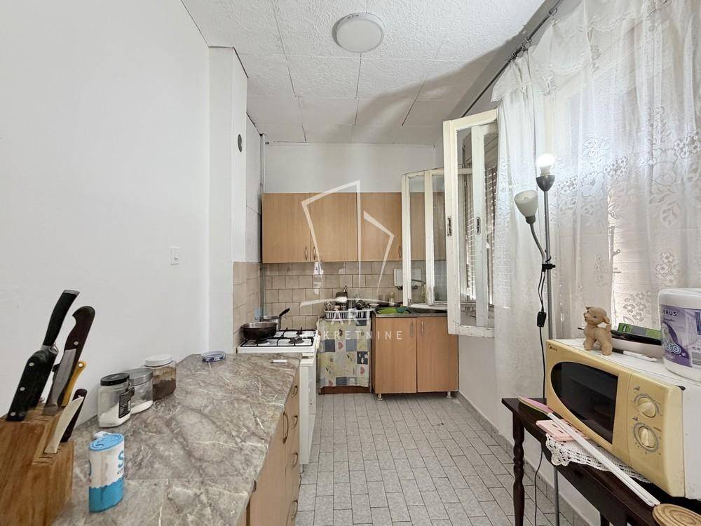 Porodična kuća sa 4 ara placa ID#15647 - Više