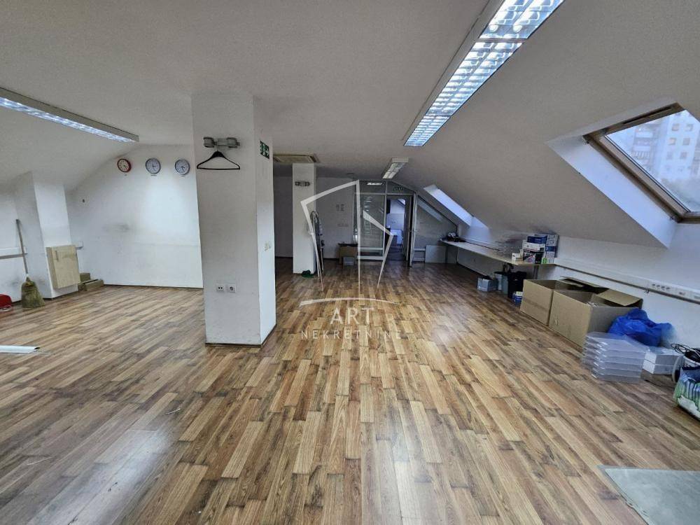 Poslovni prostor 230 m² + rack ormar ID#12996 - Više