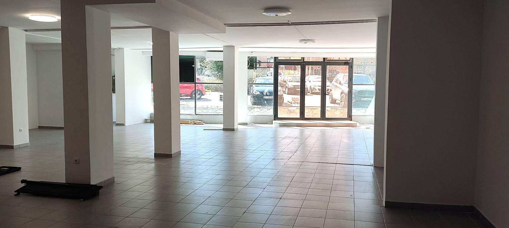 Robna kuća, klinika, kafić, škola, izlog, parking .. - Prikaz 2