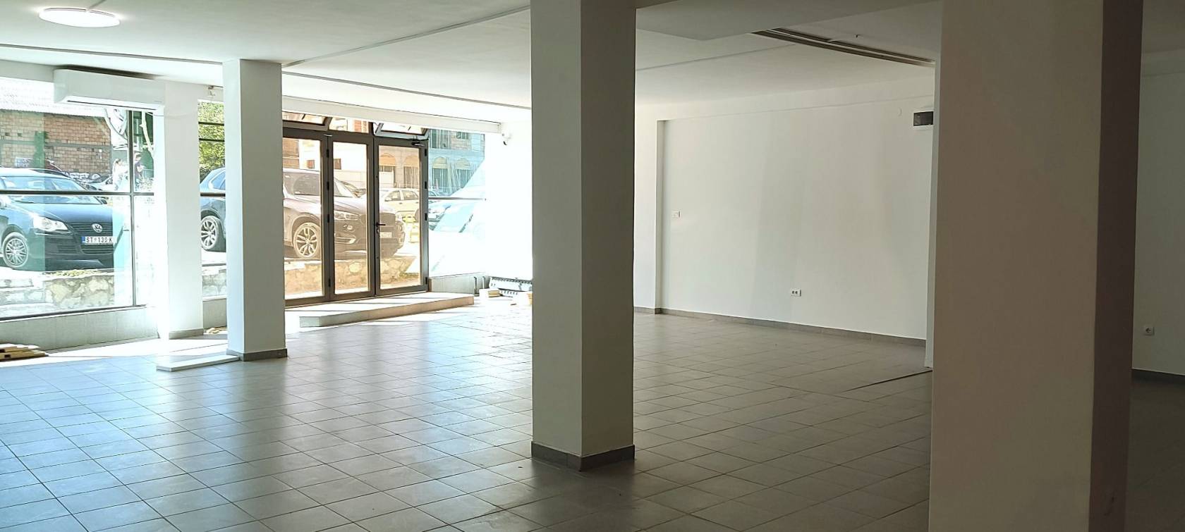 Robna kuća, klinika, kafić, škola, izlog, parking .. - Prikaz 4