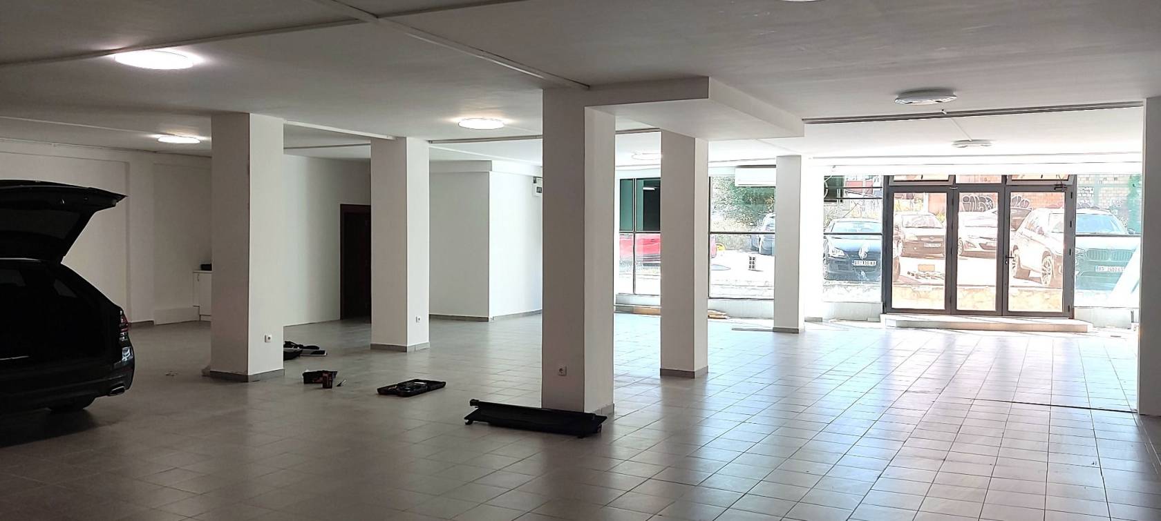 Robna kuća, klinika, kafić, škola, izlog, parking .. - Više