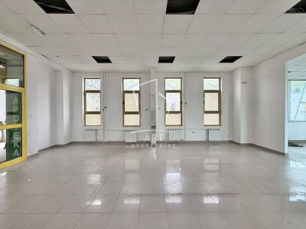 Lokal sa velikim izlogom 135 m² ID#15862 - Prikaz 2