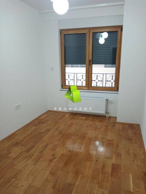 Poslovni prostor u novoj zgradi u centru ID#7355 - Više