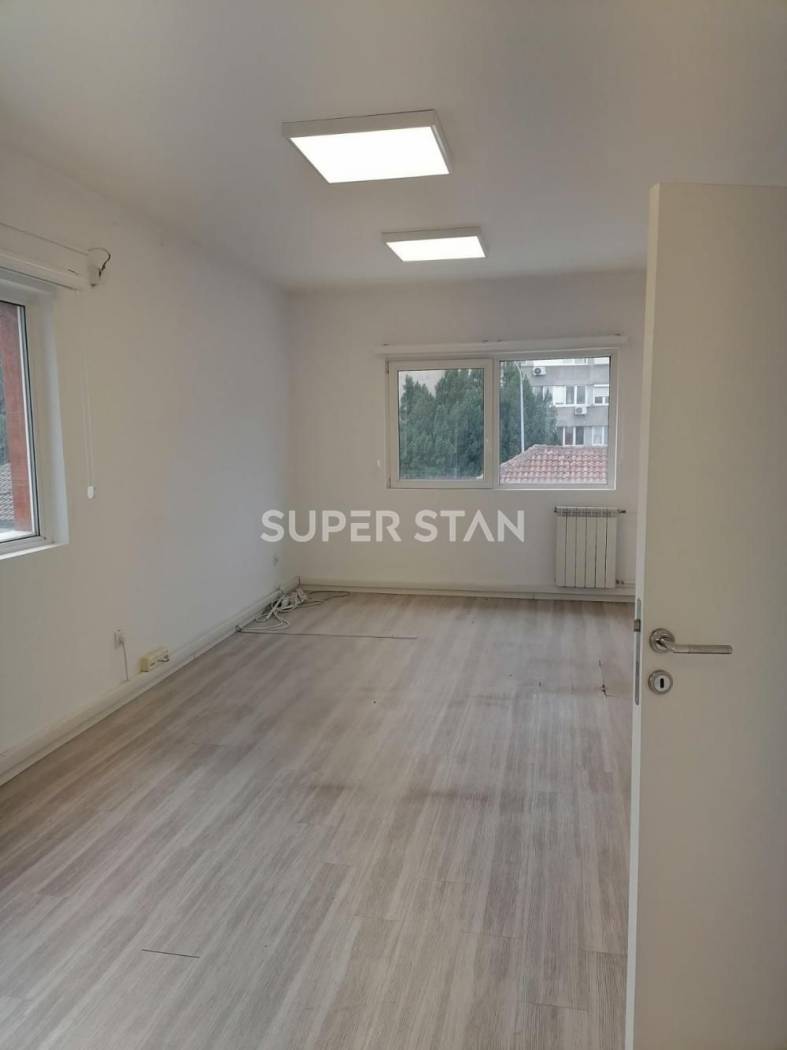 15/m uključeni troškovi i tri garažna mesta ID#1321 - Više